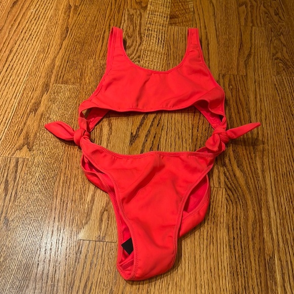 NWT Kendall + Kylie Woman’s Red Cut Out One Piece Size S - Picture 1 of 4